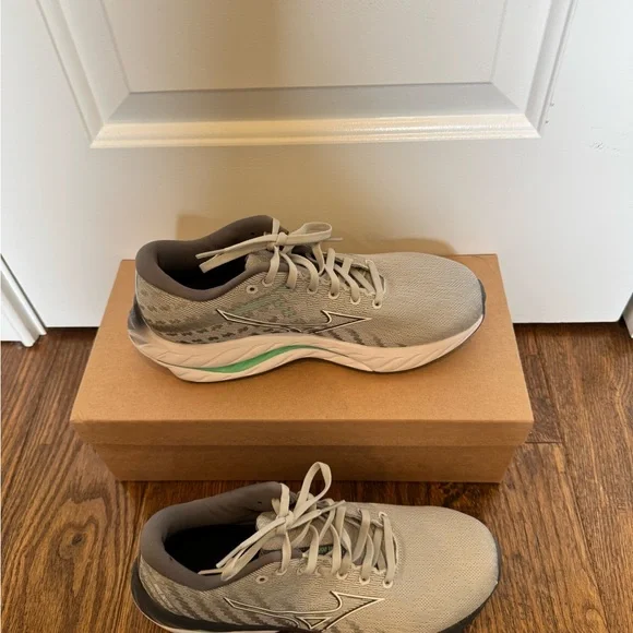 Brand New Mizuno Women’s Sneakers - Picture 2 of 8